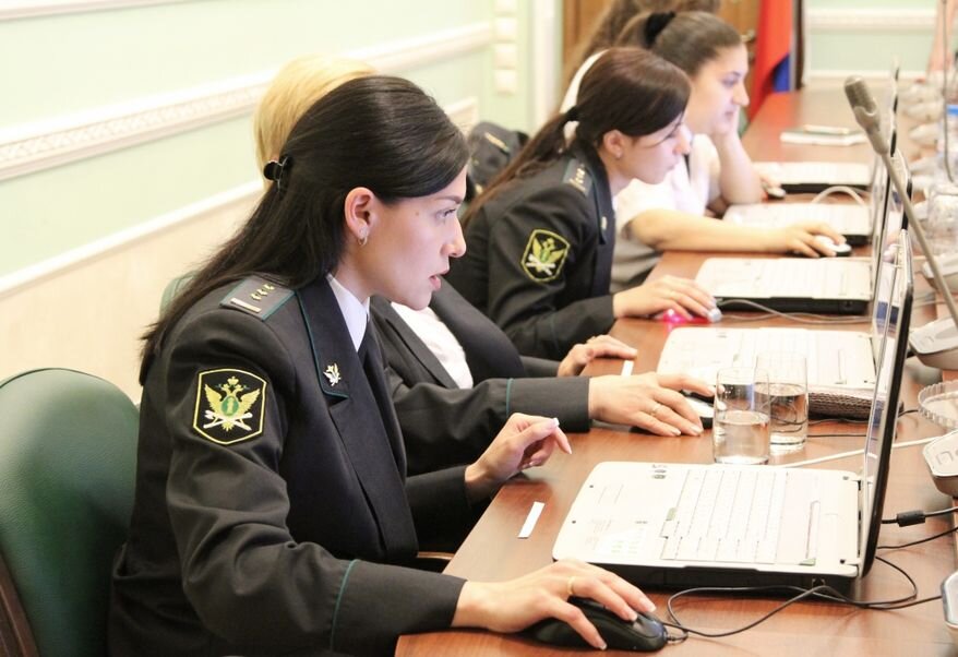 Кто тут из злостных неплательщиков у нас до сих пор еще с правами катается?