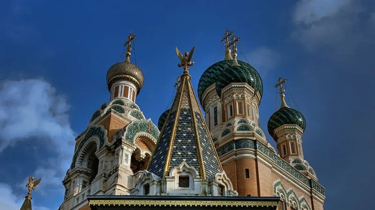 Христиане идут в церки и могут поставить свечки за упокой душ. Фото: www.piqsels.com