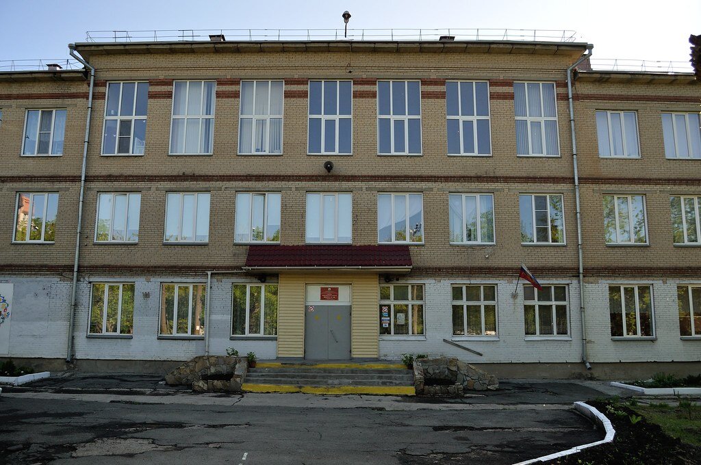 Типовая районная школа примерно как во всех городах