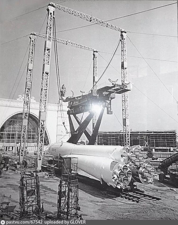 Установка макета ракеты-носителя "Восток", 1967. С сайта www.pastvu.com.