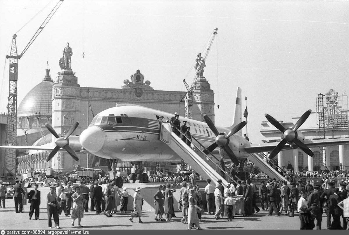 Ил-18 на площади Промышленности, 1960. Фото В. Иванова, с сайта www.pastvu.com.