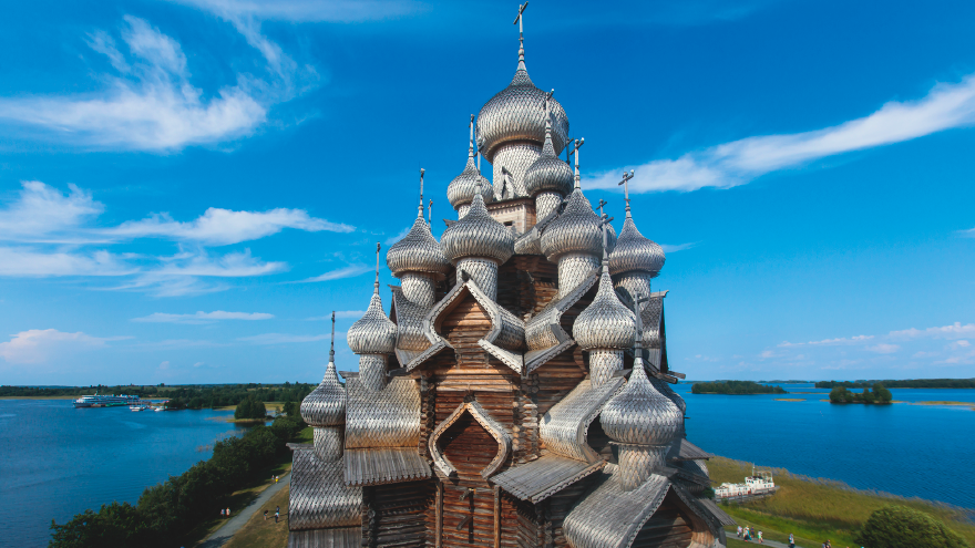 Кижи — прекрасная летняя точка наших карельских маршрутов. Пробуйте в «Русском севере». 