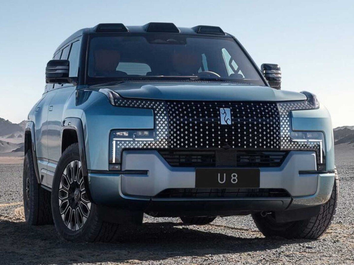    Внедорожник BYD Yangwang U8 умеет разворачиваться на месте и плавать