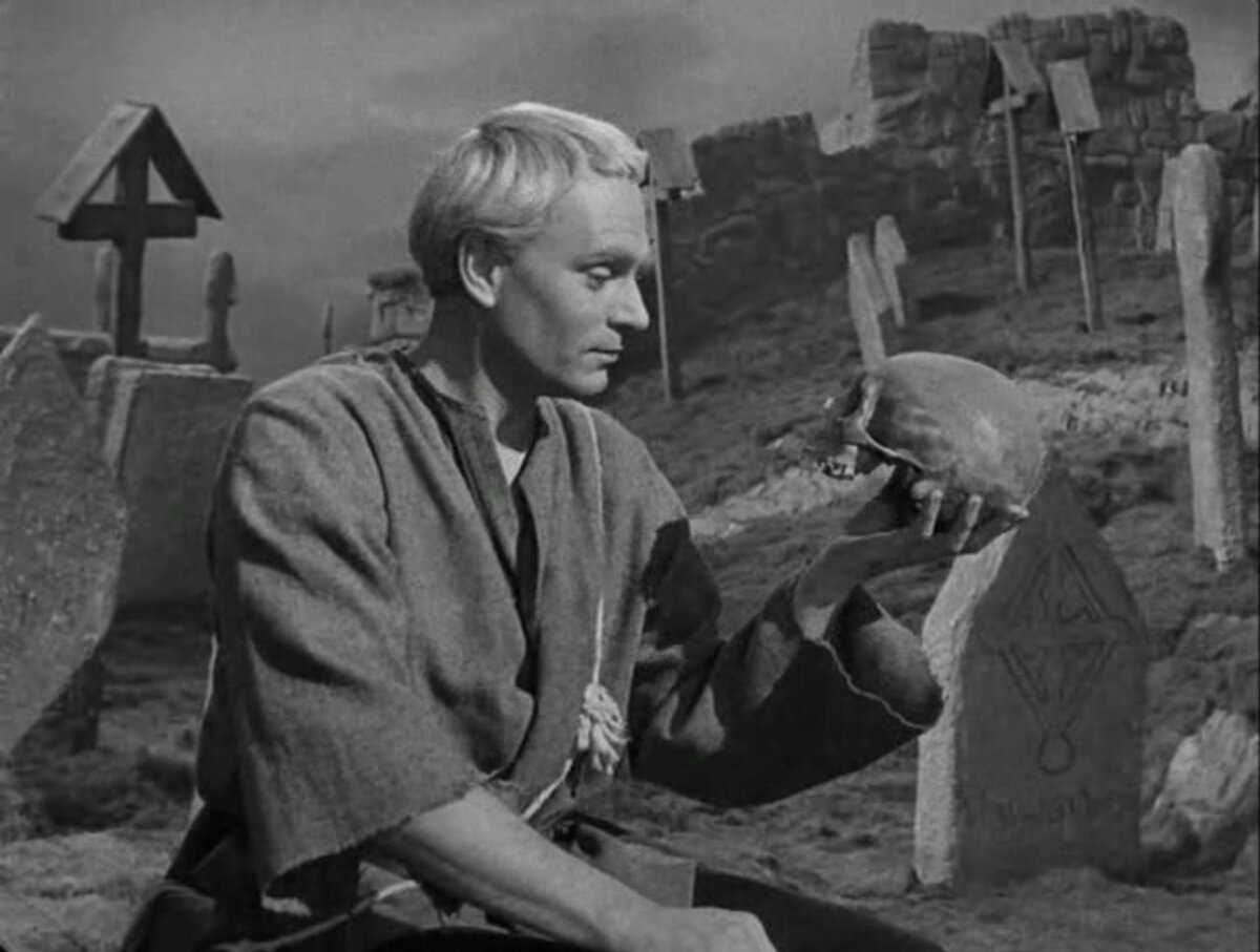 Фото: кадр из кинофильма "Гамлет", 1948, реж. и сцен. Лоренс Оливье