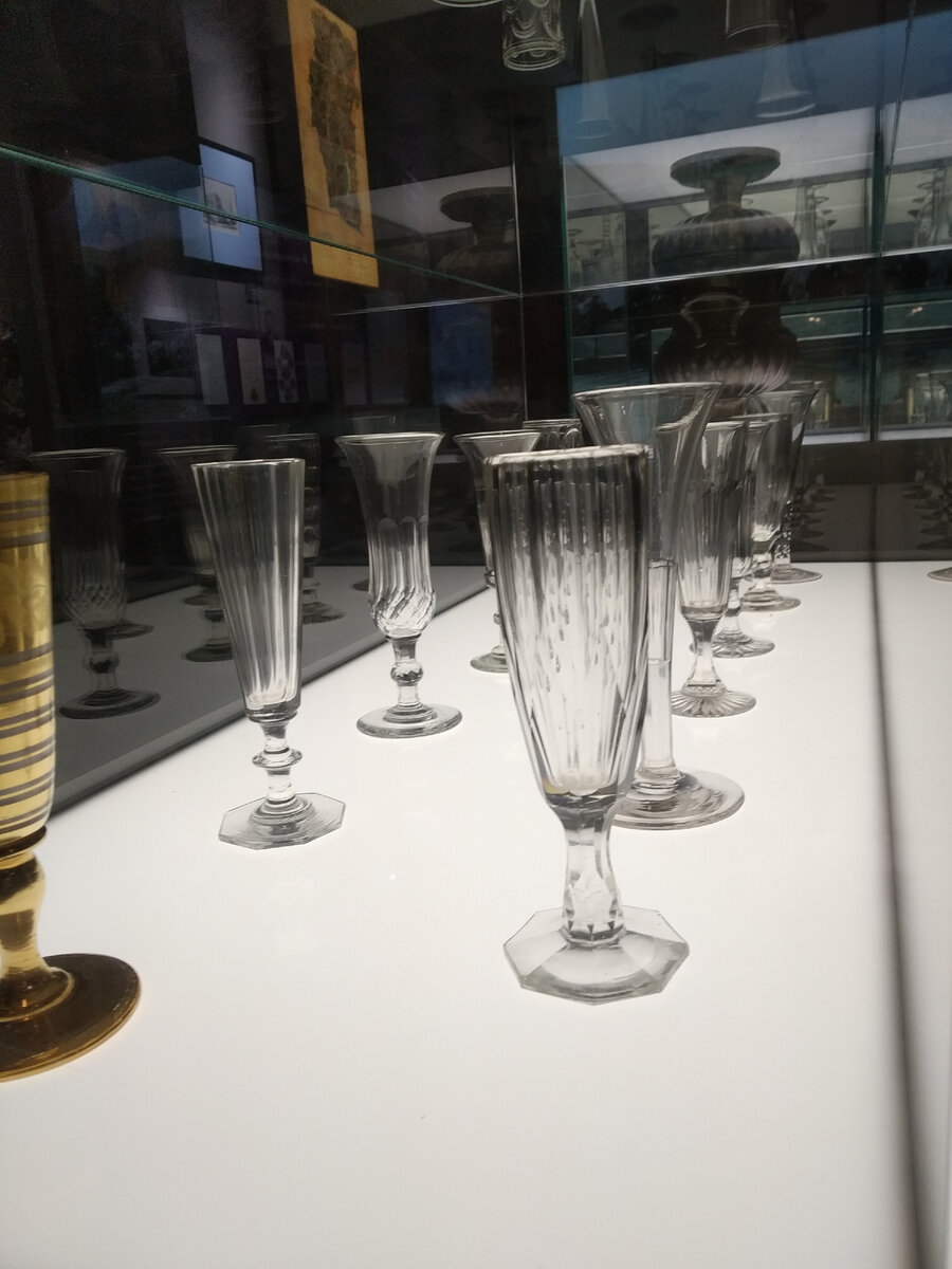 Экспозиция бокалов в музее Абрау дюрсо, самому старшему почти 200 лет.