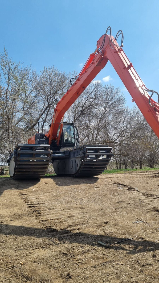 Удлиненное рабочее оборудование Решке Рус на плавающем экскаваторе