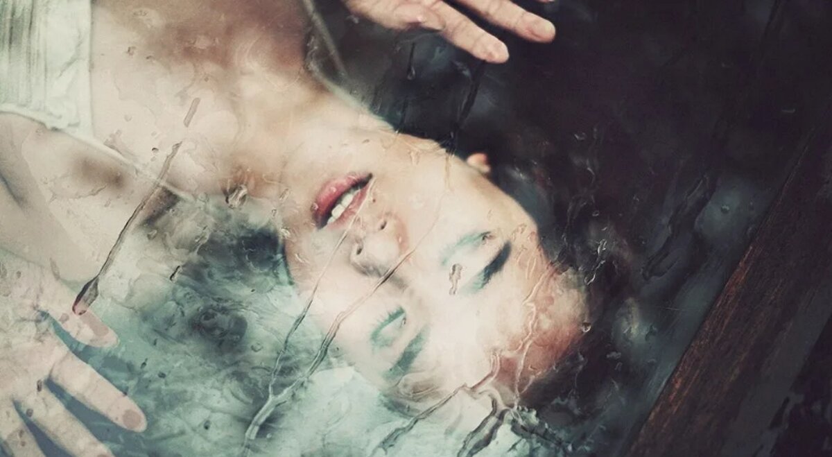 Капли воды на теле девушки. Девушка за стеклом содержание. Человек за стеклом. Фотосессия с мокрым стеклом. Фотосессия в душе.