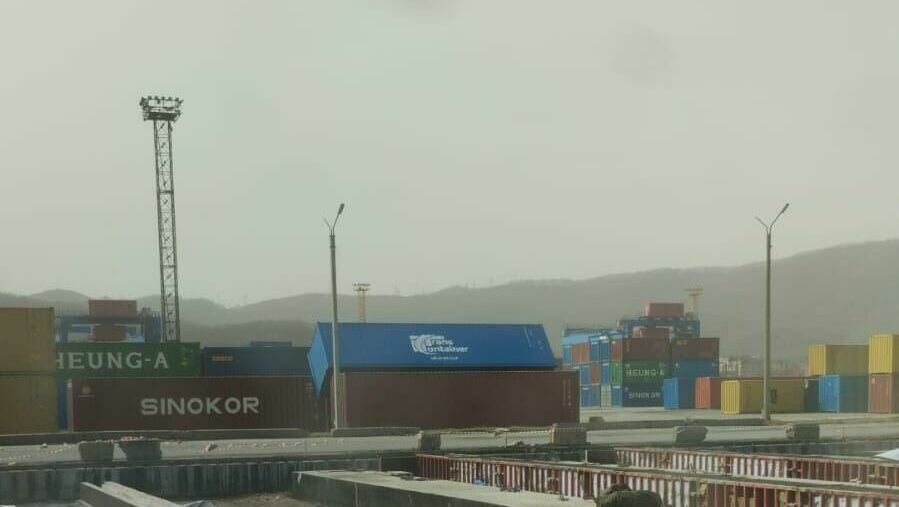     Сильный порыв ветра или чья-то недобрая воля — жителям Находки остаётся только гадать. Местный житель поделился снимком упавшего контейнера в одном из погодных чатов и заявил, что тот сдуло.