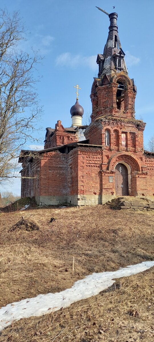 Назад поехали окольными путями, встретили древнюю церквушку. Построена в 1906 году. Там удивительный воздух! Чистейший!