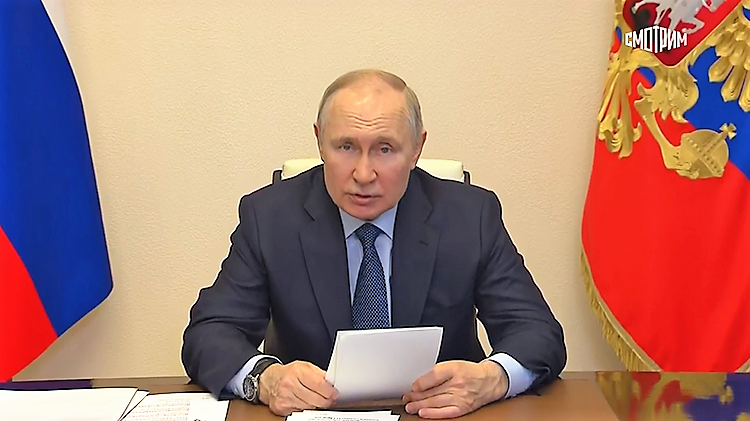 Здесь и далее скриншоты с видео выступления Президента на совещании 11 апреля с сайта Смотрим - smotrim.ru.