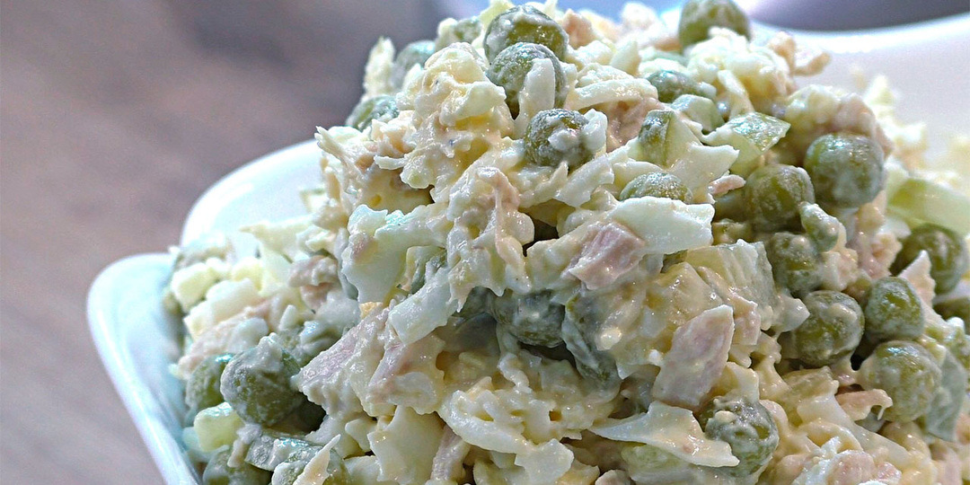 Простой и вкусный салат: необычная заправка, готовлю вместо традиционного оливье (интересное сочетание обычных ингредиентов)