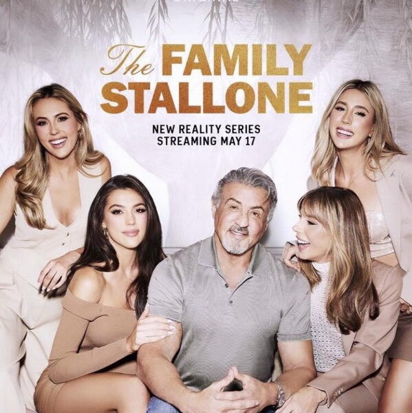     Три дочери шутят над своим знаменитым отцом в трейлере «Семейки Сталлоне»