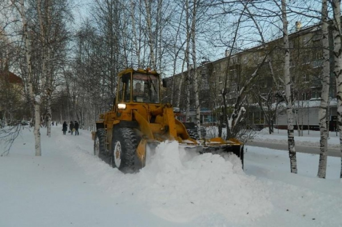    Снег в городе чистят постоянно.