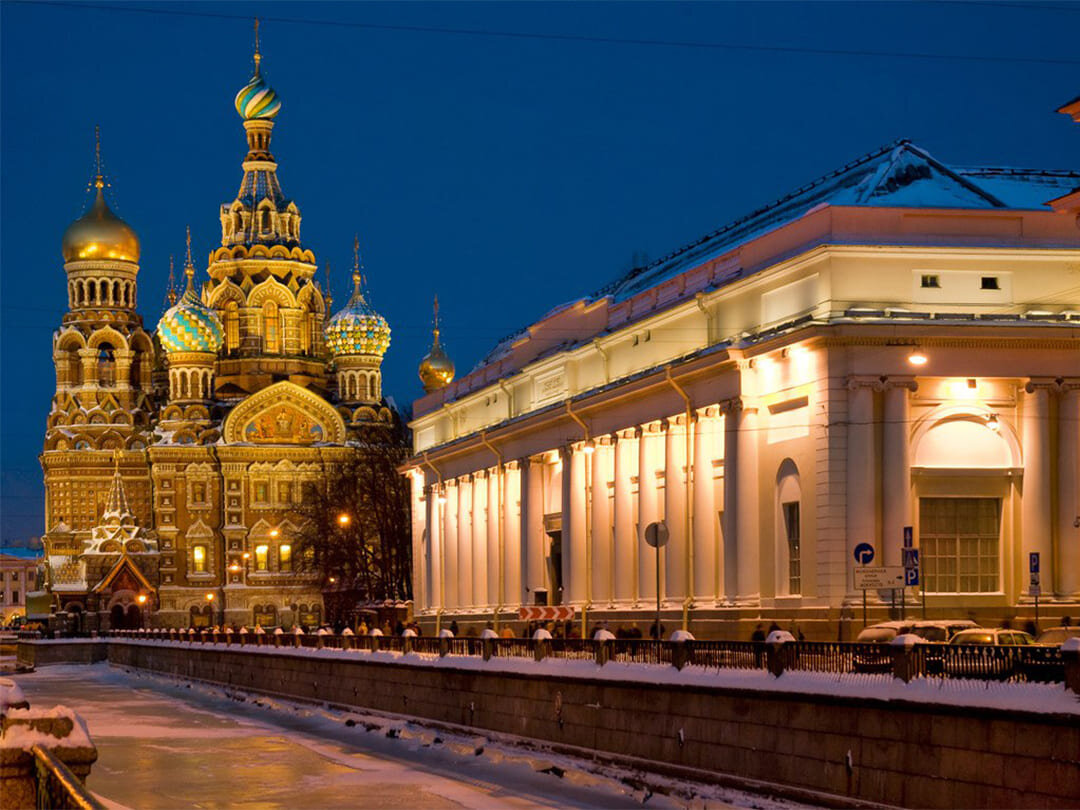 Вид на корпус Бенуа и храм Спас на Крови. Фото: блог «mikhael_mark»