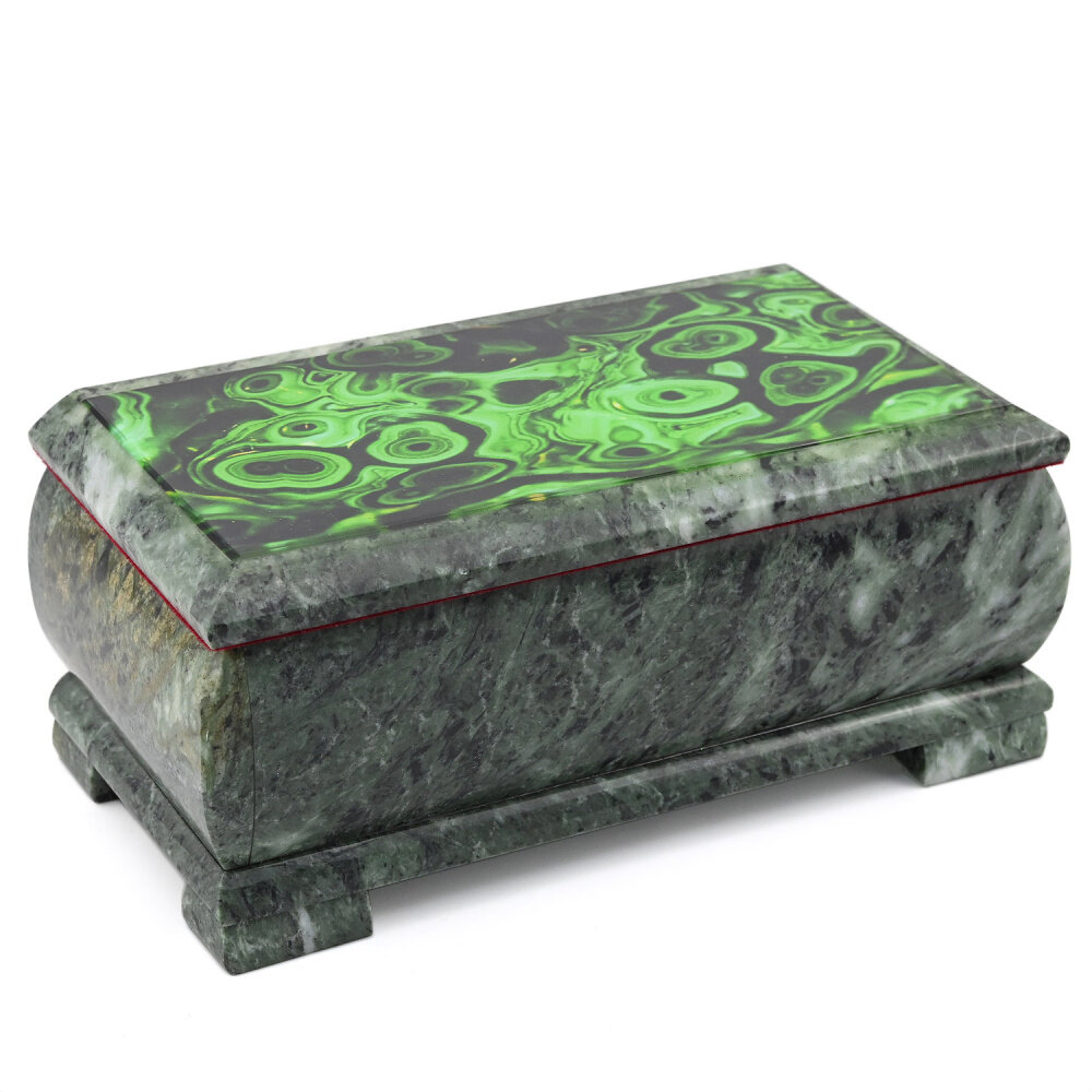 Ларец из змеевика с инкрустацией "под малахит". Размеры 145*70*50мм. Подобный ларец стоит в "Мир Самоцветов" около 2000 рублей. Но их быстро разбирают.  