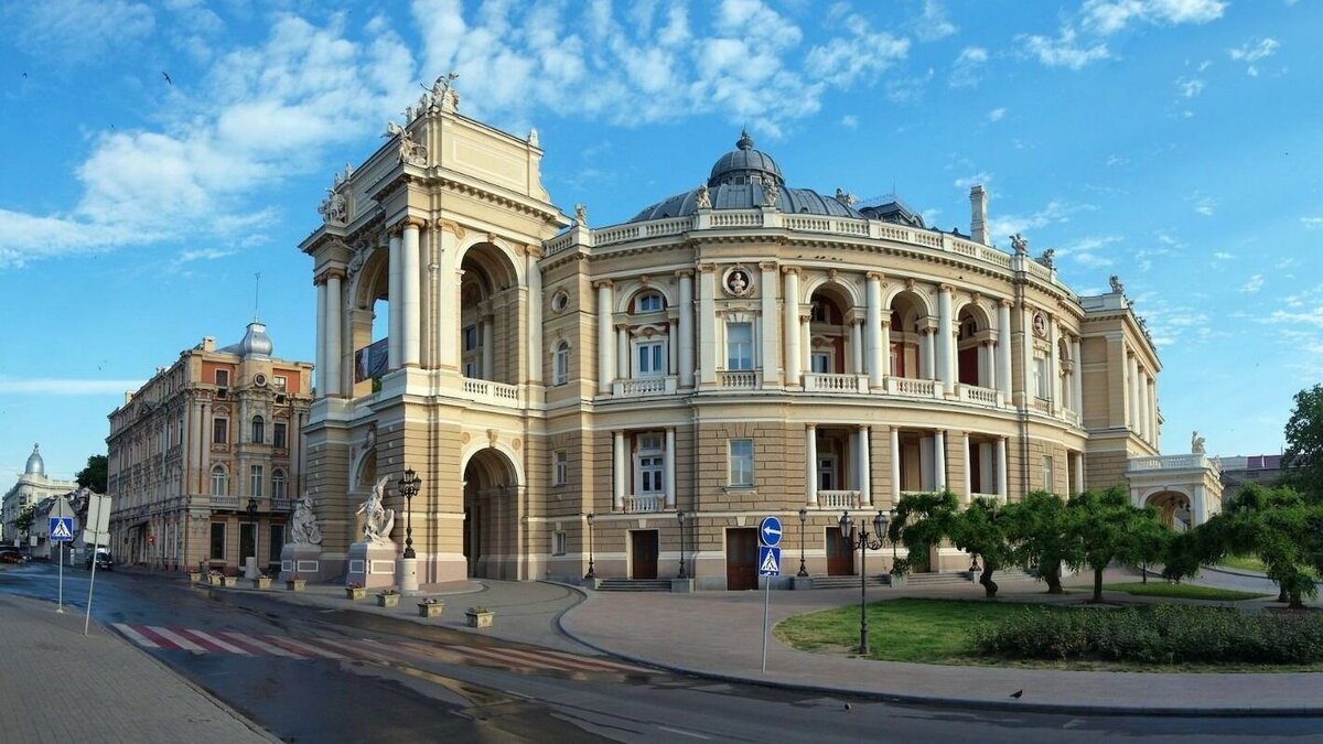     Одесская национальная опера досрочно уволила главного дирижера Вячеслава Чернухо-Волича, гражданина Белоруссии. Причиной этого стало выступление в Азербайджанском театре оперы и балета, которым руководит муж российской оперной певицы Анны Нетребко Юсиф Эйвазов.