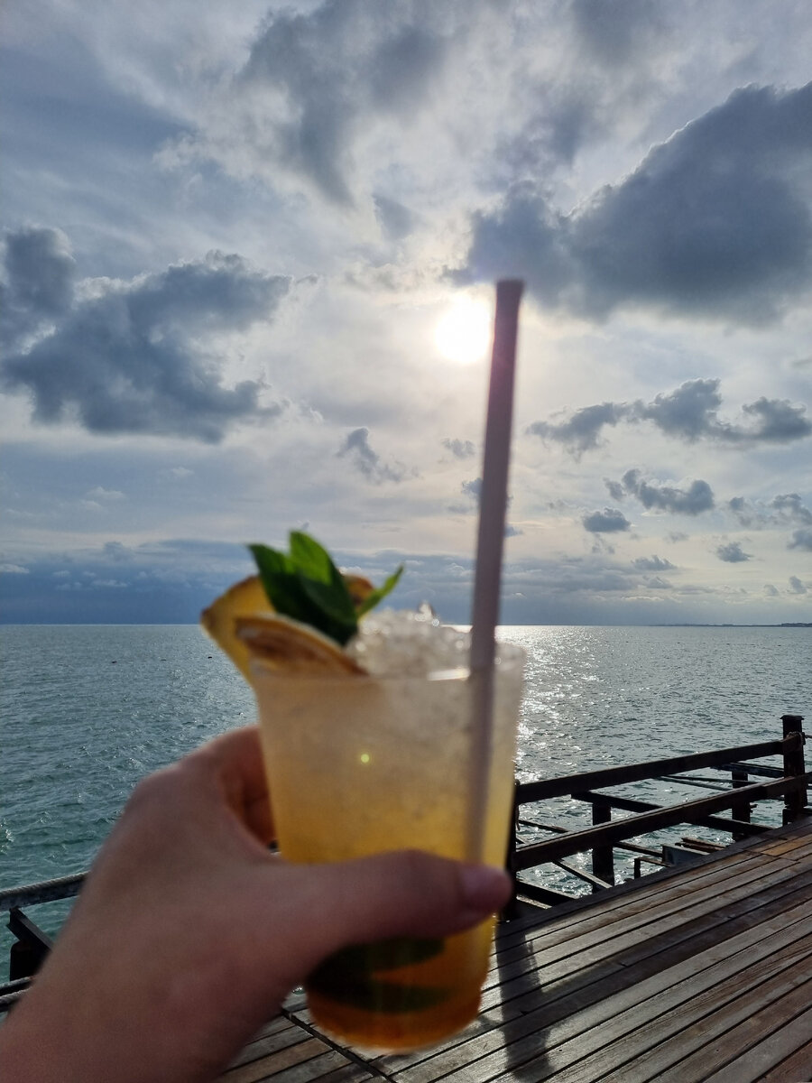 (Фото автора. У бара на пирсе)