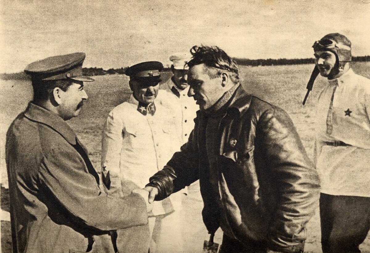 Сталин, Ворошилов, Каганович, Чкалов и Беляков. Встреча после перелёта на Дальний Восток. Щёлковский аэродром, 10 августа 1936 года