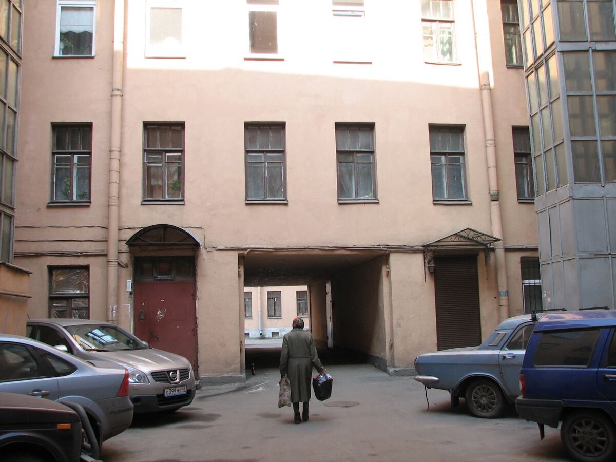 Непарадный Петербург с дворами-колодцами и проходными дворами стал фоном для множества фильмов про жизнь бандитов и полицейских 