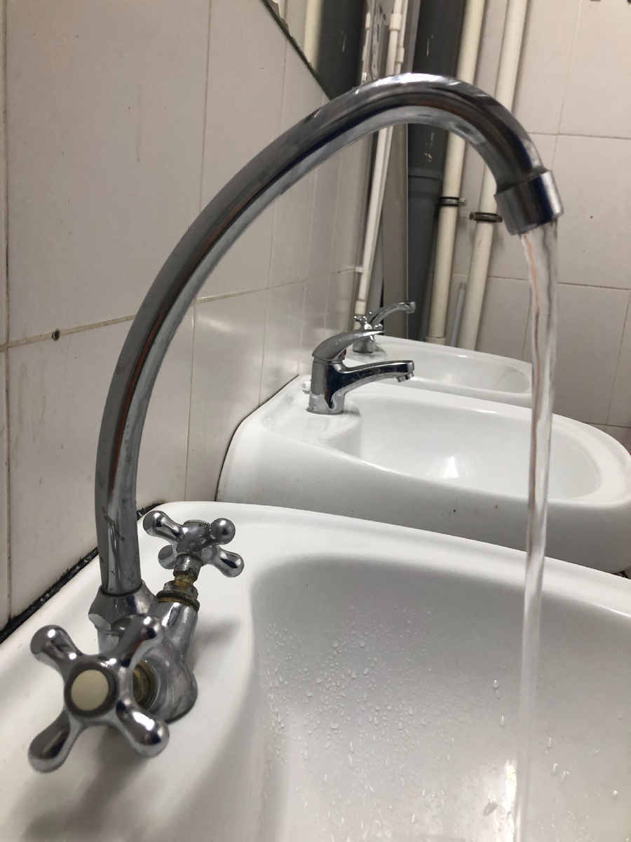 Миллиарды маленьких глазиков смотрят на вас из этой струи. 