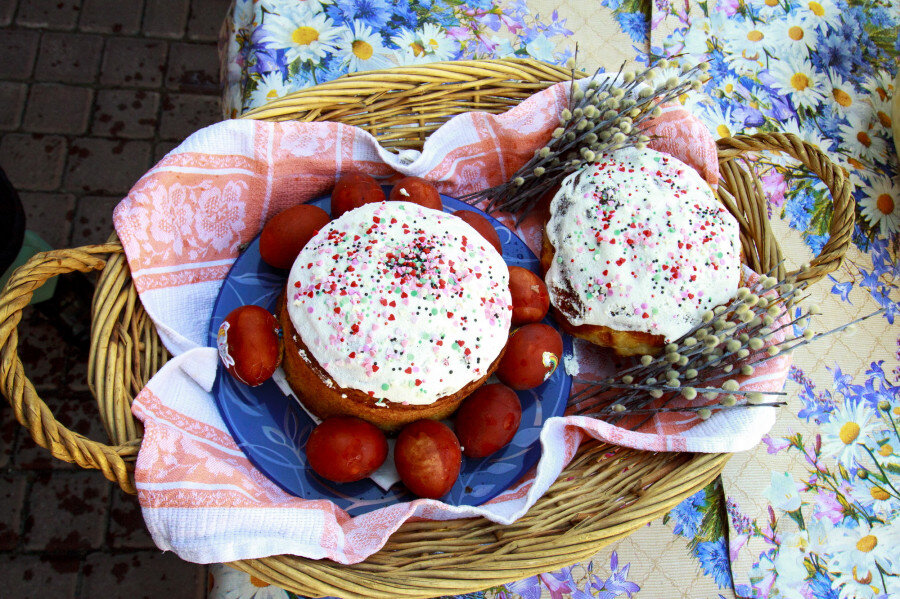 Можно в день пасхи печь куличи. Пекут куличи. Светят куличи. Что пекут на Пасху. С Пасхой картинки.