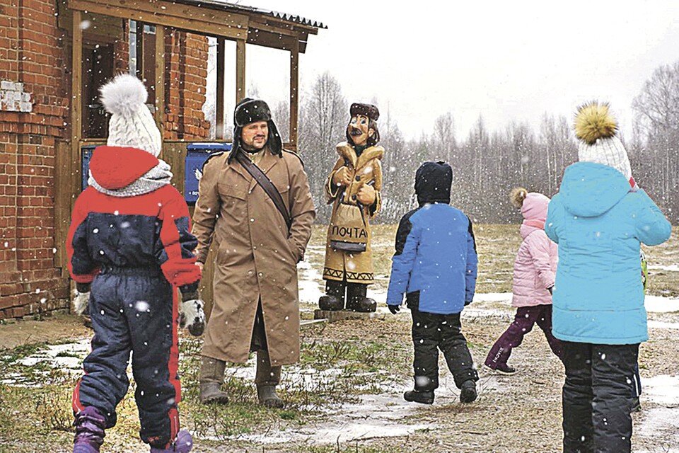     Олег Голубев здесь за почтальона Печкина: и ребятню развлекает, и на каждое письмо, адресованное любимому герою, сам отвечает. Фото: vk.com/prostokvashino.site