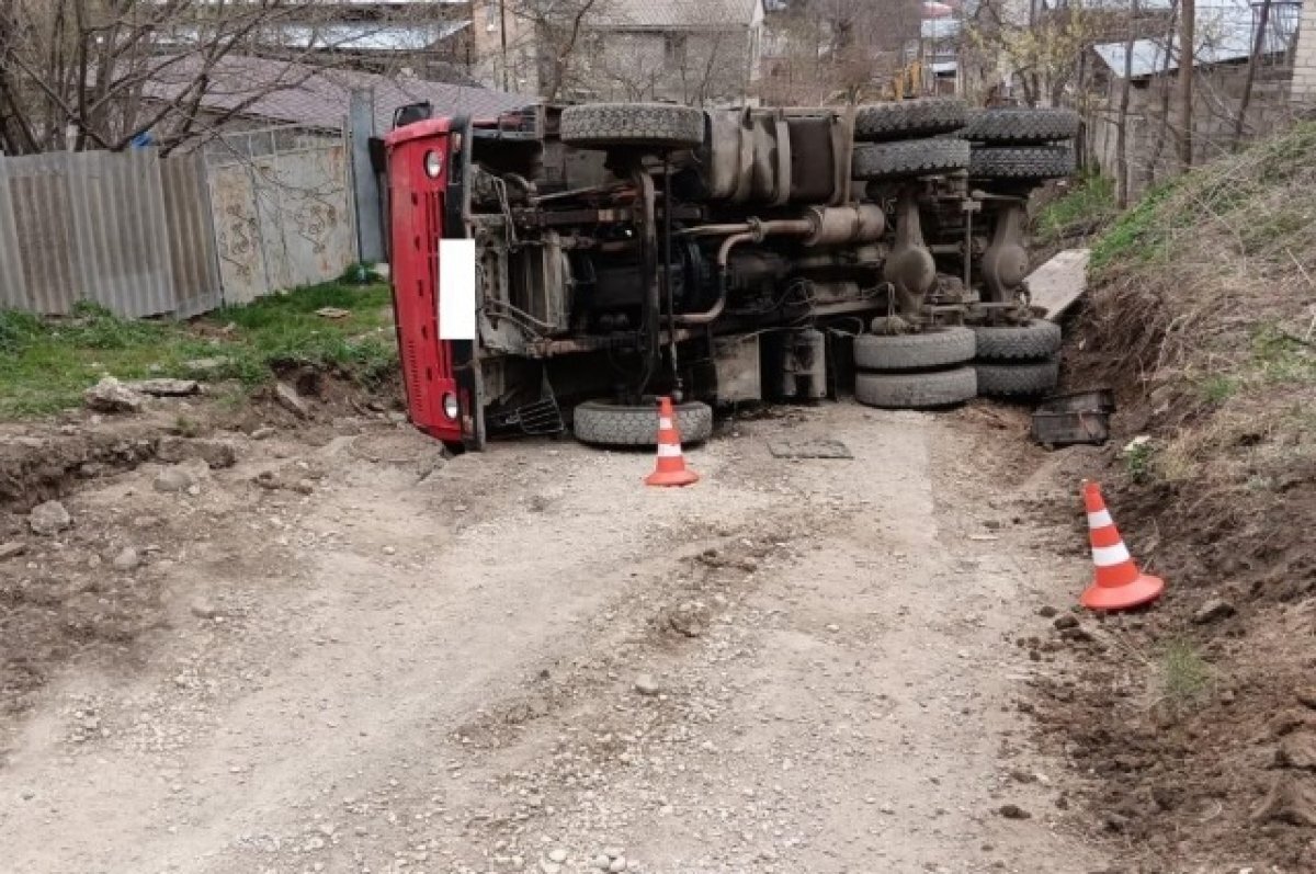    Водитель-бесправник едва не погиб, перевернувшись на «КАМАЗе» в Кисловодске