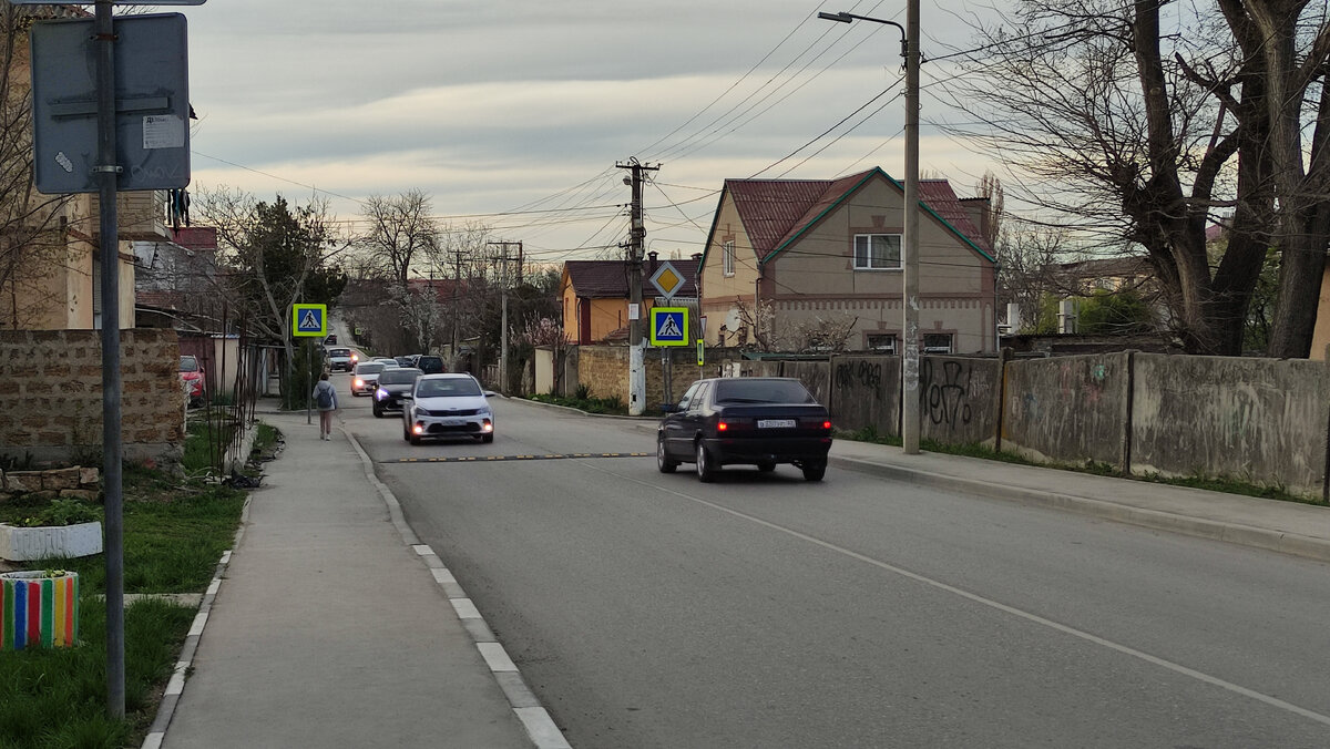 Ребёнок оказался под колёсами автомобиля — сразу на дороге установили  ограничители скорости | Крымские иZвестия | Дзен