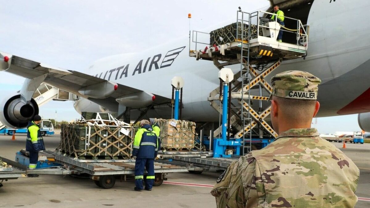     На военную поддержку Киева от трети до половины своих военных бюджетов жертвую страны Балтии, а в абсолютных показателях здесь лидируют богатые Америка и Великобритания.
