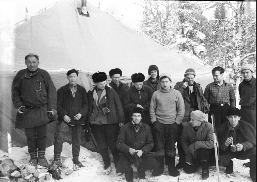 Рисунок №1. Базовый лагерь на Ауспии. Фото сделано 1-3 марта 1959 года. Степан Куриков-Николай Анямов-Яровой-Моисеев-Шаравин-Согрин-Аксельрод-Девятов-Хализов-Стрельников. Внизу: Типикин-Атманаки-Коптелов. Скорее всего, Иванов снимал фотоаппаратом Ярового.