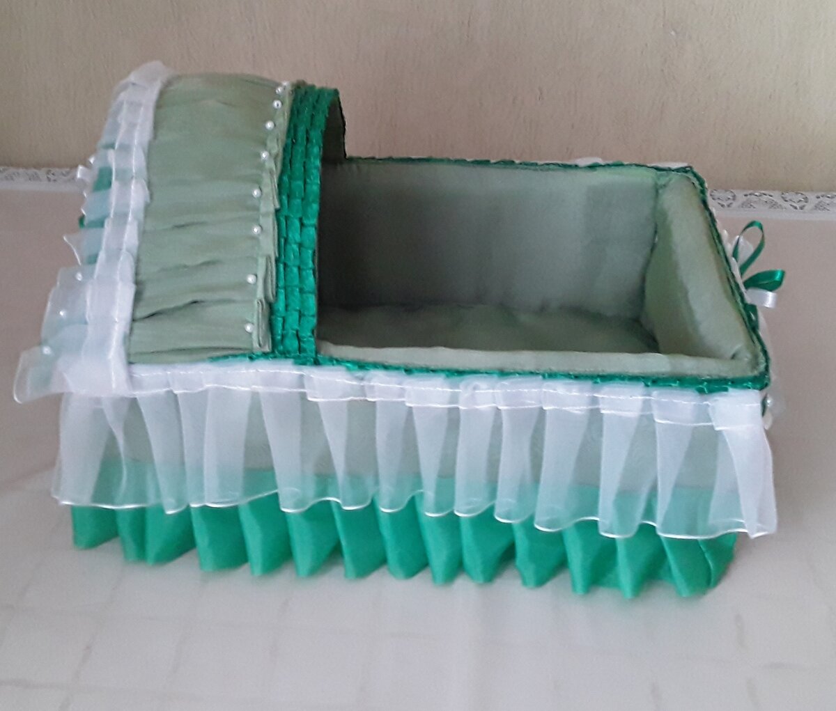 Мебель - Кроватка для маленьких кукол пупсиков. Подходит по размерам от 20 - 25 см. Пошив ручной работы Чехол отделка, под основу я использовала картон и качестве наполнителя фетр. Материал - Капрон атлас в дополнении декора бусины и атласные ленты. 