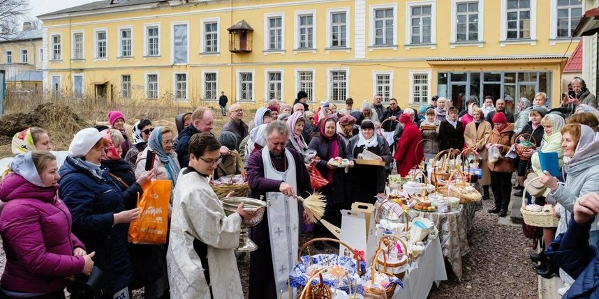    Православные петербуржцы освятили пасхальные яйца и куличи.Алена Бобрович