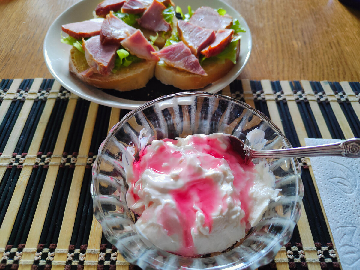 Творог мягкий домашний с сиропом из красной смородины; бутерброды с копчёным окороком, салатом, домашней горчицей; 