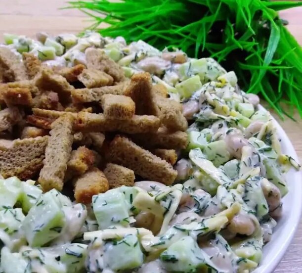 Простой слоеный салат с рыбой – пошаговый фото рецепт