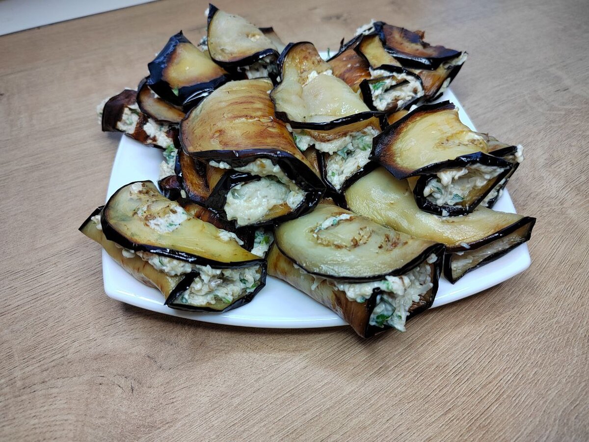 Салат из баклажанов, перца и грецких орехов с гранатом