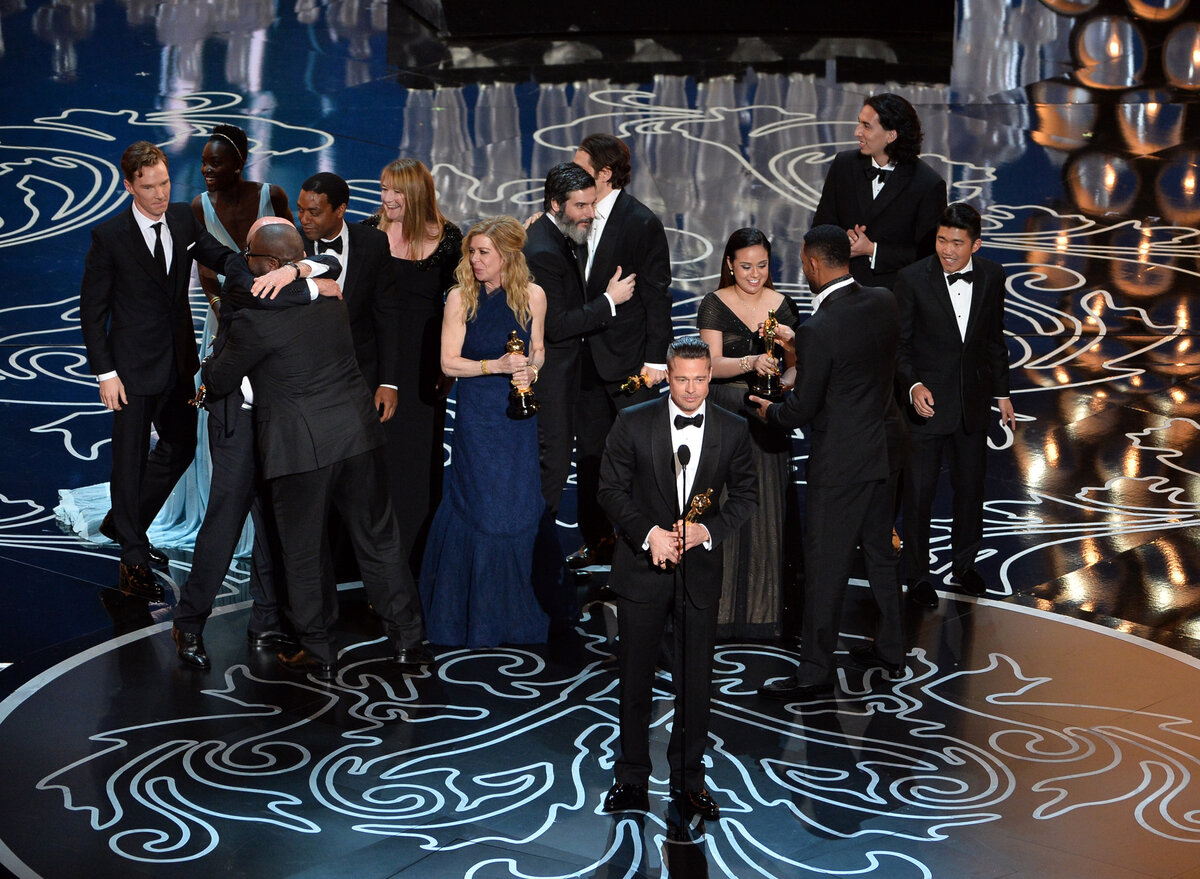 Брэд Питт получает "Оскар" как сопродюсер лучшего фильма года "12 лет рабства", 2014 год