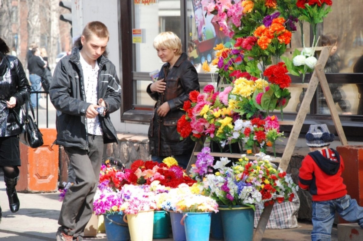    В этот день принято украшать могилы усопших.