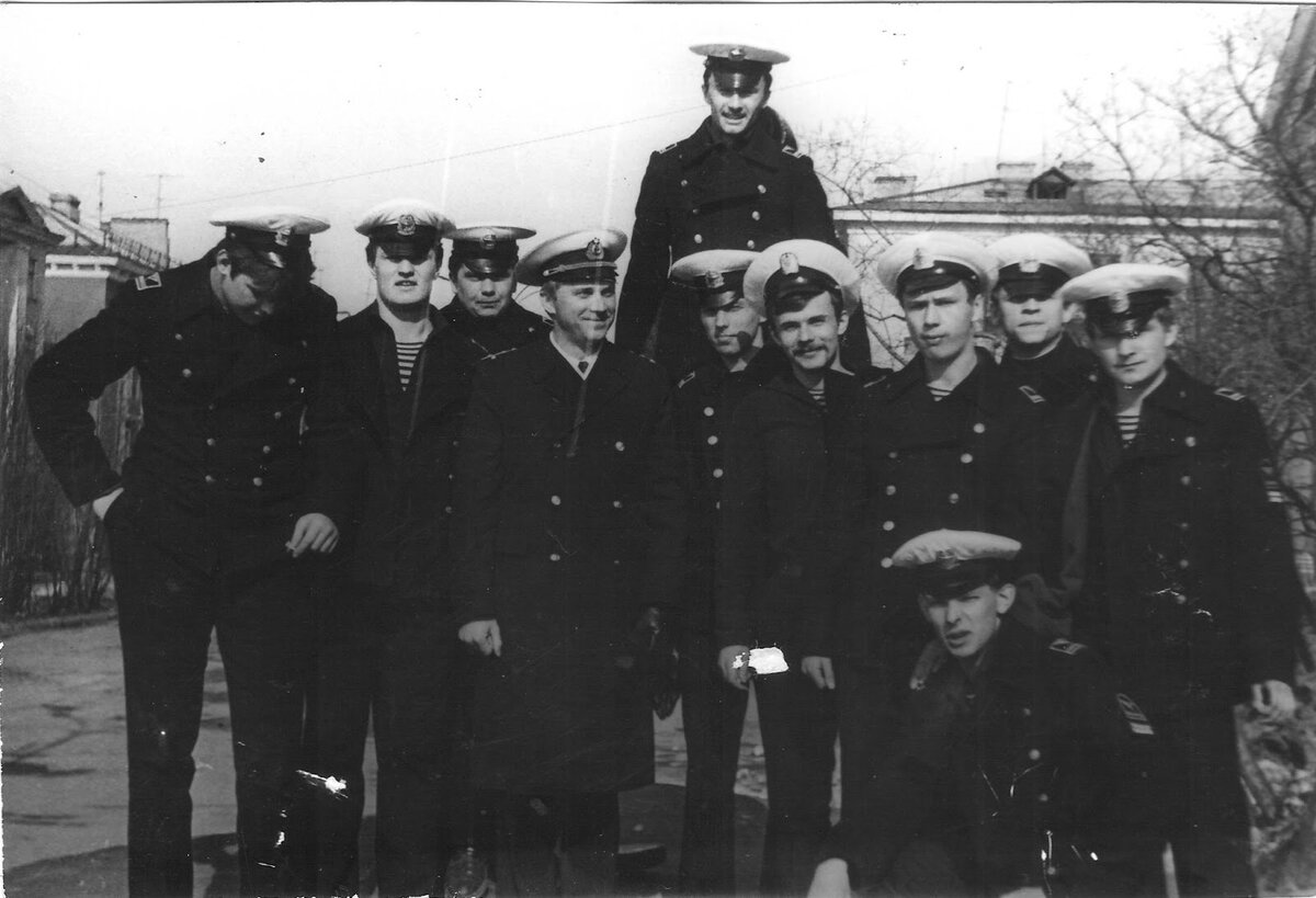 Фото 1985 года. Слева направо: Стас Гущин, Гинтарас Палуцкас, ???, Ерасов С.В., Артур Баштовой, Костя Линкевич, Андрей Федосов, Лев Фефилатьев, Дима Будников, Стас Вдовин, Вася Бытко.