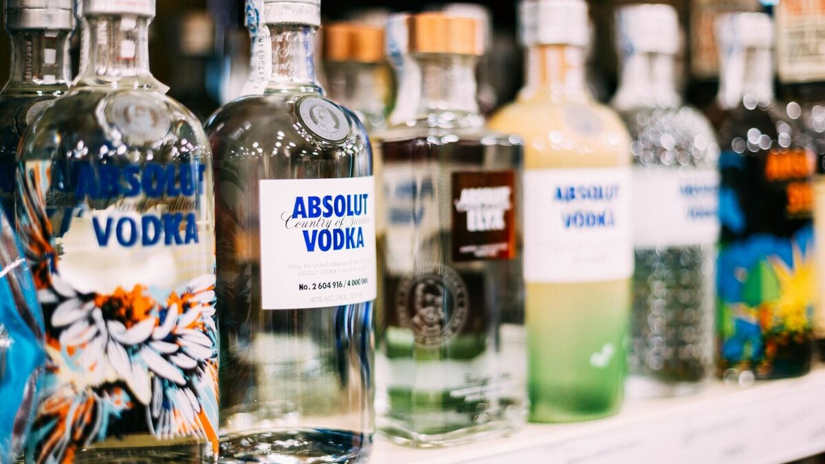     Производители шведской водки Absolut, брендом которой владеет французский концерн Pernod Ricard, решили не поставлять алкоголь в Россию. В последнюю неделю в соцсетях компанию обвиняли чуть ли не в спонсорстве спецоперации РФ на Украине.