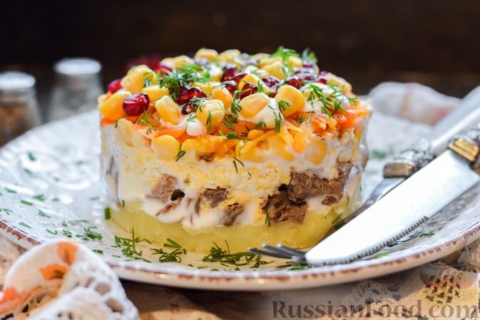 говядина, картофель, кукуруза консервированная, морковь, яйца, орех грецкий, майонез, соль, перец чёрный молотый, гранат, зелень