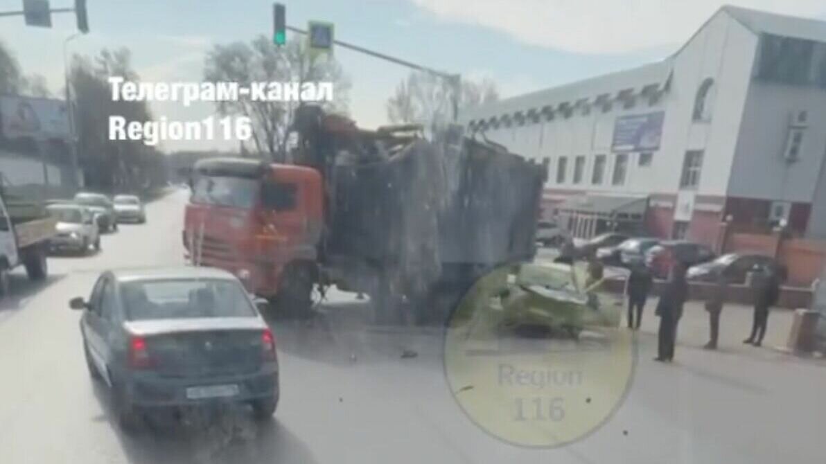     В Казани на улице Тэцевская сегодня днем, 20 апреля, произошло серьезное ДТП. Очевидцы сняли на видео, как автомобиль «Лада» стоял поврежденным рядом с фурой «Камаз». Кадры появились в Telegram-канале region 116.