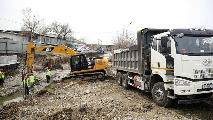     Губернатор Приморья Олег Кожемяко, осмотрел участок стройки развязки в районе улиц Волжская – Шуйская во Владивостоке, который проводится в рамках нацпроекта «Безопасные качественные дороги». Строительство объекта находится в активной фазе.