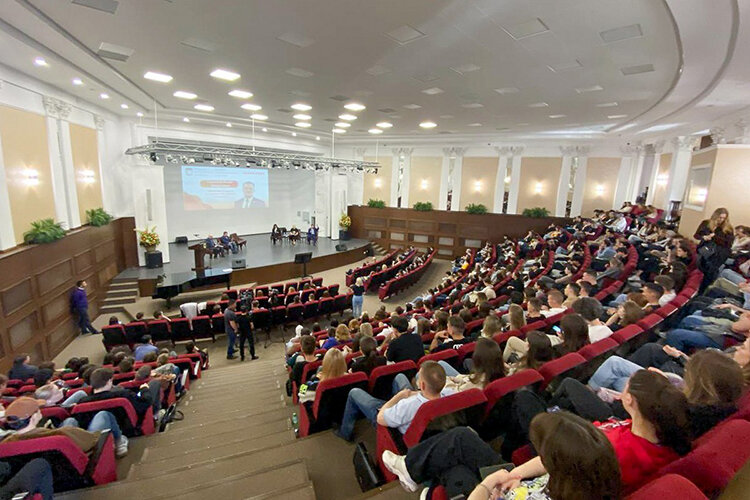    В КФУ прошла «антиконференция» Marx Fest. Гостями панельной дискуссии стали министр по делам молодежи Татарстана Ринат Садыков и руководитель агентства инвестиционного развития РТ Талия Минуллина