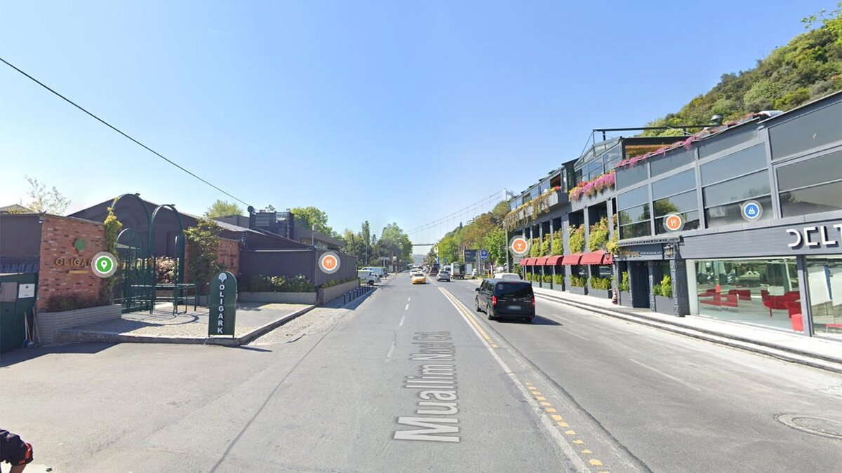 Рестораны, действительно стоят друг на против друга. Панорама Google карты.