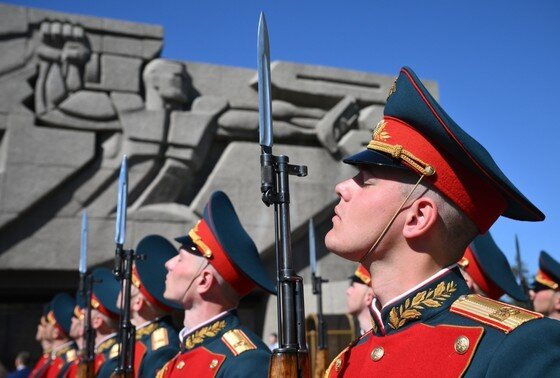    Участники военного парада, посвященного 77-й годовщине победы в ВОВ, возле мемориала обороны Севастополя