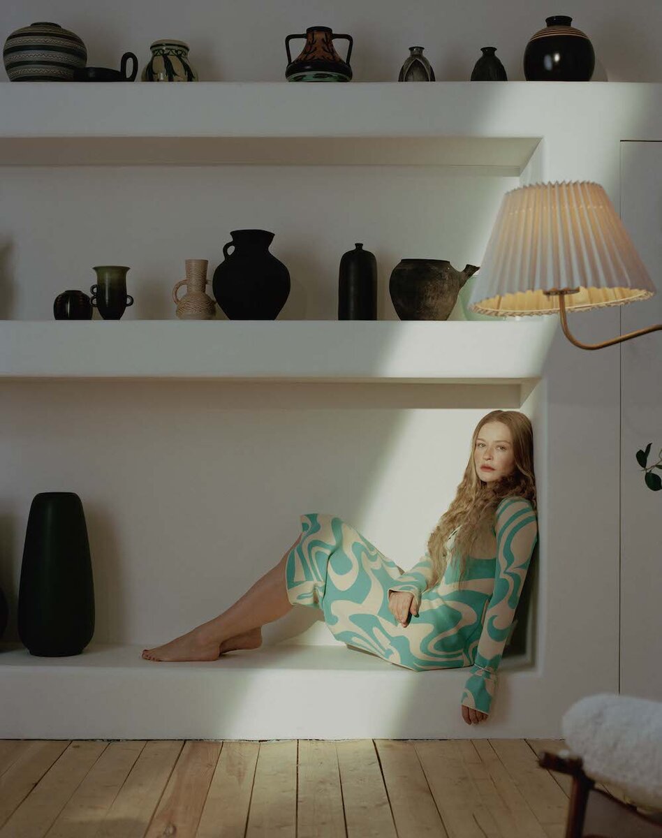     Юлия Пересильд. Кардиган, юбка, все — Sportmax (Bosco Vesna); браслет, золото, бриллианты, ALROSA Diamonds