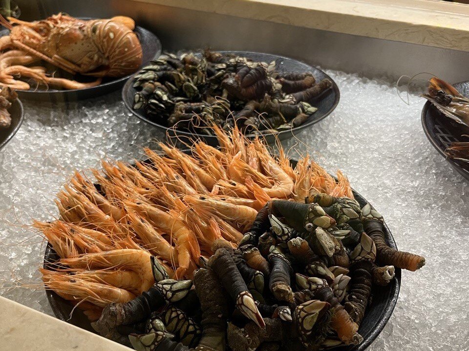 Морские уточки и другие морепродукты на витрине