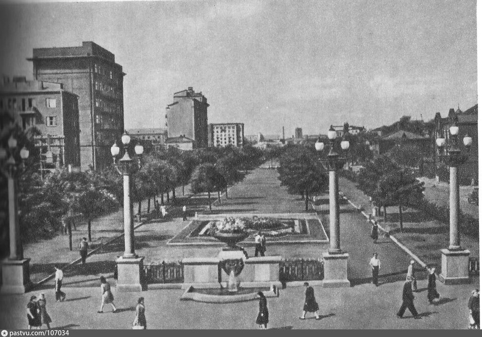 Сквер на Серпуховском Валу, 1950 год. Снимок со стороны Даниловского рынка. Источник БСЭ.