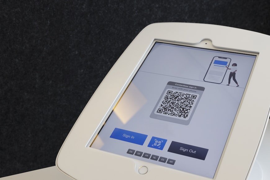 Теперь в арсенале мошенников QR-коды на списывание денег. Фото Vizito Visitor Management vizito by Unsplash
