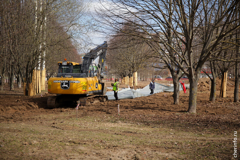    Работы уже идут напротив дома № 68. Строители готовят снование для укладки плитки. На первом участке дорожки будут готовы в мае.